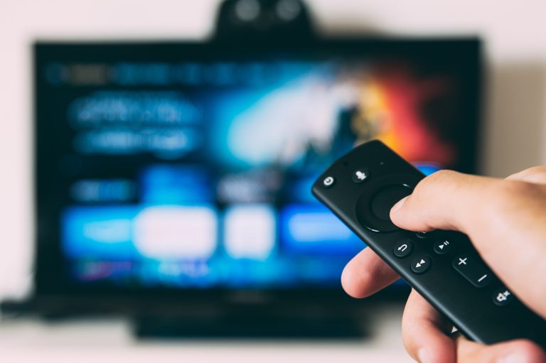 Regarder la télévision en ligne gratuitement : les meilleures applications